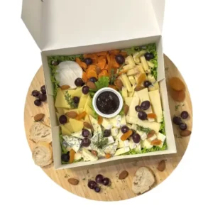 Plateau de fromages variés , avec raisins, amandes, abricots secs et confiture de figue, servi dans une box apéritive